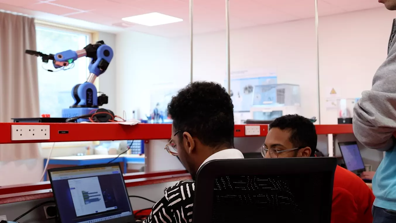 Wie kann die Robotik das KI-Lernen unterstützen?