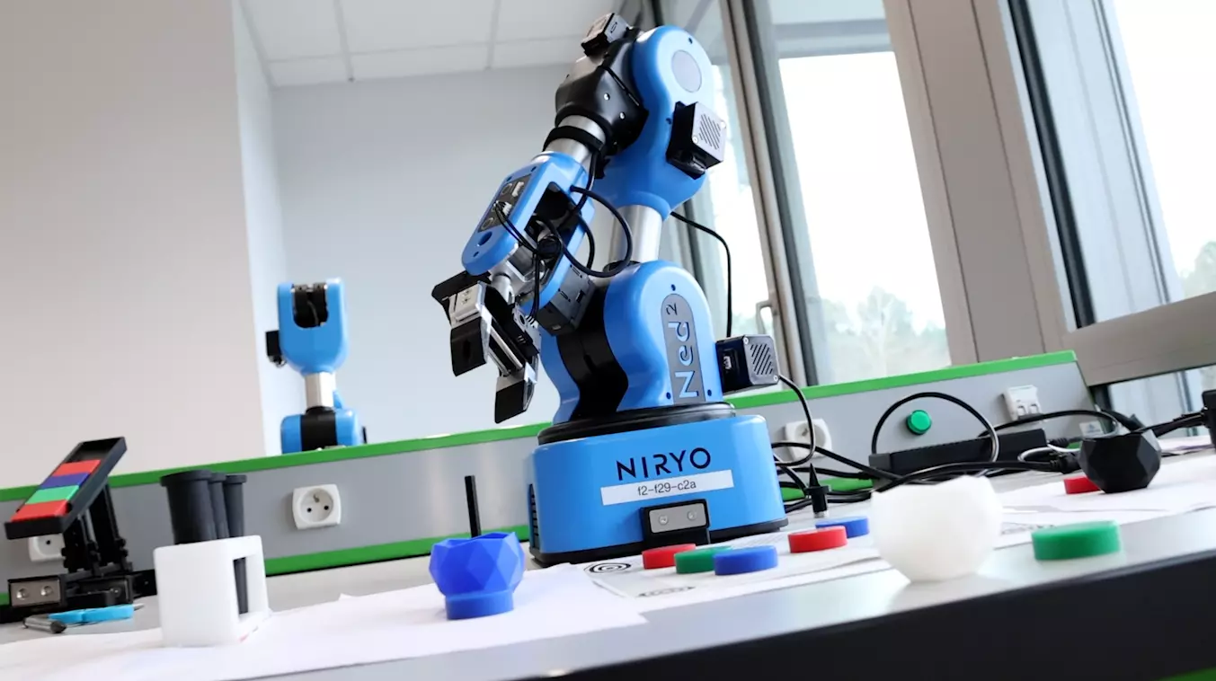 Ramasser les objets sur un convoyeur à l’aide d’un bras robotisé et les empiler